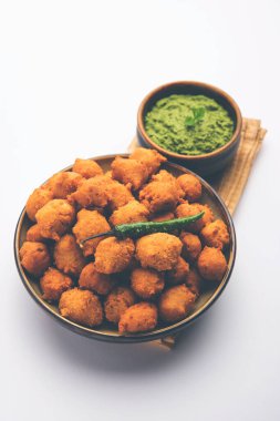 Muson Özel Moong Dal Vada, Pakoda, Dalwada, Pakora veya Mungdal Bhajiya veya Yeşil Chutney ile servis edilen Sarı Börek. seçici odak