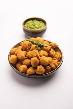 Muson Özel Moong Dal Vada, Pakoda, Dalwada, Pakora veya Mungdal Bhajiya veya Yeşil Chutney ile servis edilen Sarı Börek. seçici odak