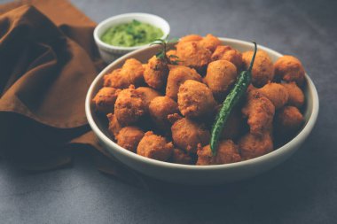 Muson Özel Moong Dal Vada, Pakoda, Dalwada, Pakora veya Mungdal Bhajiya veya Yeşil Chutney ile servis edilen Sarı Börek. seçici odak