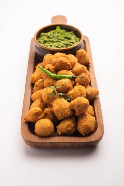 Muson Özel Moong Dal Vada, Pakoda, Dalwada, Pakora veya Mungdal Bhajiya veya Yeşil Chutney ile servis edilen Sarı Börek. seçici odak