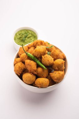 Muson Özel Moong Dal Vada, Pakoda, Dalwada, Pakora veya Mungdal Bhajiya veya Yeşil Chutney ile servis edilen Sarı Börek. seçici odak