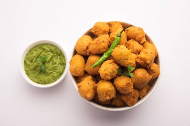 Muson Özel Moong Dal Vada, Pakoda, Dalwada, Pakora veya Mungdal Bhajiya veya Yeşil Chutney ile servis edilen Sarı Börek. seçici odak