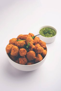 Muson Özel Moong Dal Vada, Pakoda, Dalwada, Pakora veya Mungdal Bhajiya veya Yeşil Chutney ile servis edilen Sarı Börek. seçici odak