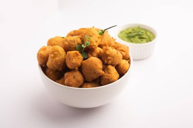 Muson Özel Moong Dal Vada, Pakoda, Dalwada, Pakora veya Mungdal Bhajiya veya Yeşil Chutney ile servis edilen Sarı Börek. seçici odak