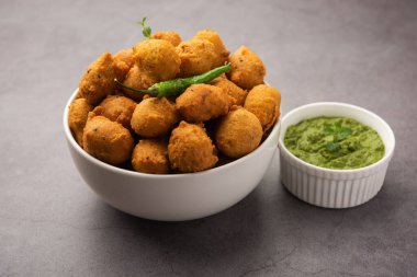 Muson Özel Moong Dal Vada, Pakoda, Dalwada, Pakora veya Mungdal Bhajiya veya Yeşil Chutney ile servis edilen Sarı Börek. seçici odak
