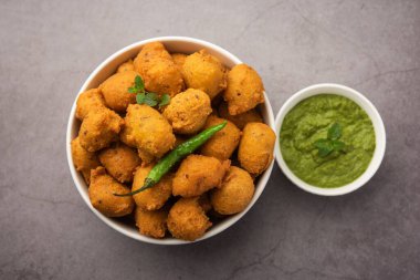 Muson Özel Moong Dal Vada, Pakoda, Dalwada, Pakora veya Mungdal Bhajiya veya Yeşil Chutney ile servis edilen Sarı Börek. seçici odak