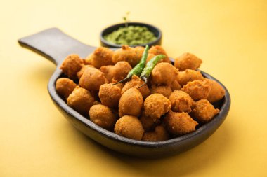 Muson Özel Moong Dal Vada, Pakoda, Dalwada, Pakora veya Mungdal Bhajiya veya Yeşil Chutney ile servis edilen Sarı Börek. seçici odak