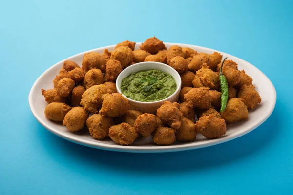 Muson Özel Moong Dal Vada, Pakoda, Dalwada, Pakora veya Mungdal Bhajiya veya Yeşil Chutney ile servis edilen Sarı Börek. seçici odak