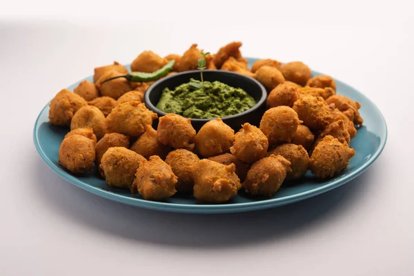 Muson Özel Moong Dal Vada, Pakoda, Dalwada, Pakora veya Mungdal Bhajiya veya Yeşil Chutney ile servis edilen Sarı Börek. seçici odak