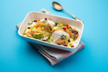 Dahi Vada ya da bhalla, Hindistan kökenli ve tüm Güney Asya 'da popüler olan bir Chaat türüdür. Vadas 'ı kalın safra ya da lor ile ıslatarak hazırlanır. seçici odak