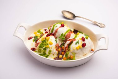 Dahi Vada ya da bhalla, Hindistan kökenli ve tüm Güney Asya 'da popüler olan bir Chaat türüdür. Vadas 'ı kalın safra ya da lor ile ıslatarak hazırlanır. seçici odak