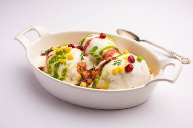 Dahi Vada ya da bhalla, Hindistan kökenli ve tüm Güney Asya 'da popüler olan bir Chaat türüdür. Vadas 'ı kalın safra ya da lor ile ıslatarak hazırlanır. seçici odak