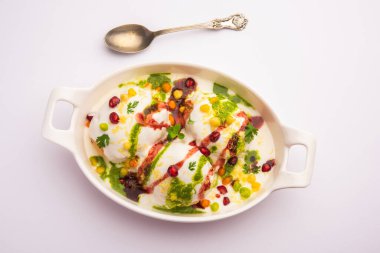 Dahi Vada ya da bhalla, Hindistan kökenli ve tüm Güney Asya 'da popüler olan bir Chaat türüdür. Vadas 'ı kalın safra ya da lor ile ıslatarak hazırlanır. seçici odak