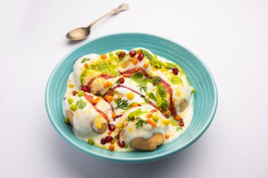 Dahi Vada ya da bhalla, Hindistan kökenli ve tüm Güney Asya 'da popüler olan bir Chaat türüdür. Vadas 'ı kalın safra ya da lor ile ıslatarak hazırlanır. seçici odak