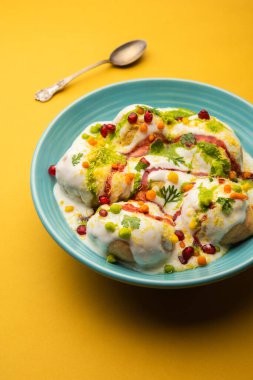 Dahi Vada ya da bhalla, Hindistan kökenli ve tüm Güney Asya 'da popüler olan bir Chaat türüdür. Vadas 'ı kalın safra ya da lor ile ıslatarak hazırlanır. seçici odak