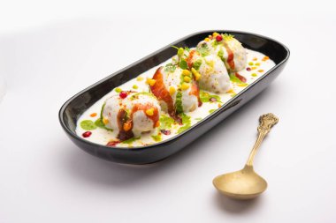 Dahi Vada ya da bhalla, Hindistan kökenli ve tüm Güney Asya 'da popüler olan bir Chaat türüdür. Vadas 'ı kalın safra ya da lor ile ıslatarak hazırlanır. seçici odak