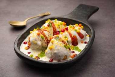 Dahi Vada ya da bhalla, Hindistan kökenli ve tüm Güney Asya 'da popüler olan bir Chaat türüdür. Vadas 'ı kalın safra ya da lor ile ıslatarak hazırlanır. seçici odak