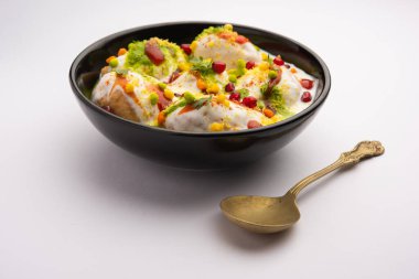 Dahi Vada ya da bhalla, Hindistan kökenli ve tüm Güney Asya 'da popüler olan bir Chaat türüdür. Vadas 'ı kalın safra ya da lor ile ıslatarak hazırlanır. seçici odak