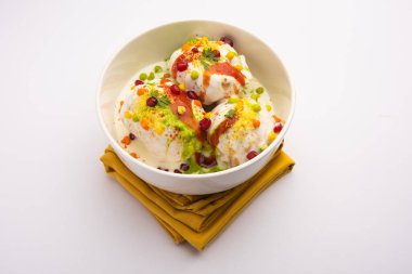 Dahi Vada ya da bhalla, Hindistan kökenli ve tüm Güney Asya 'da popüler olan bir Chaat türüdür. Vadas 'ı kalın safra ya da lor ile ıslatarak hazırlanır. seçici odak
