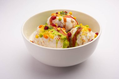 Dahi Vada ya da bhalla, Hindistan kökenli ve tüm Güney Asya 'da popüler olan bir Chaat türüdür. Vadas 'ı kalın safra ya da lor ile ıslatarak hazırlanır. seçici odak