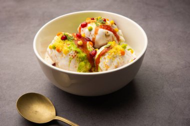 Dahi Vada ya da bhalla, Hindistan kökenli ve tüm Güney Asya 'da popüler olan bir Chaat türüdür. Vadas 'ı kalın safra ya da lor ile ıslatarak hazırlanır. seçici odak