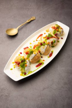 Dahi Vada ya da bhalla, Hindistan kökenli ve tüm Güney Asya 'da popüler olan bir Chaat türüdür. Vadas 'ı kalın safra ya da lor ile ıslatarak hazırlanır. seçici odak