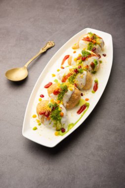 Dahi Vada ya da bhalla, Hindistan kökenli ve tüm Güney Asya 'da popüler olan bir Chaat türüdür. Vadas 'ı kalın safra ya da lor ile ıslatarak hazırlanır. seçici odak