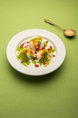 Dahi Vada ya da bhalla, Hindistan kökenli ve tüm Güney Asya 'da popüler olan bir Chaat türüdür. Vadas 'ı kalın safra ya da lor ile ıslatarak hazırlanır. seçici odak