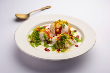 Dahi Vada ya da bhalla, Hindistan kökenli ve tüm Güney Asya 'da popüler olan bir Chaat türüdür. Vadas 'ı kalın safra ya da lor ile ıslatarak hazırlanır. seçici odak