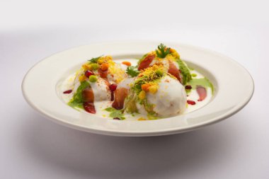 Dahi Vada ya da bhalla, Hindistan kökenli ve tüm Güney Asya 'da popüler olan bir Chaat türüdür. Vadas 'ı kalın safra ya da lor ile ıslatarak hazırlanır. seçici odak