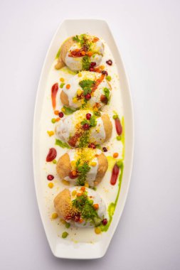 Dahi Vada ya da bhalla, Hindistan kökenli ve tüm Güney Asya 'da popüler olan bir Chaat türüdür. Vadas 'ı kalın safra ya da lor ile ıslatarak hazırlanır. seçici odak