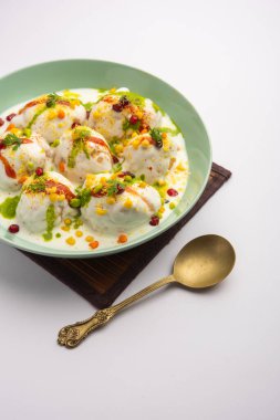 Dahi Vada ya da bhalla, Hindistan kökenli ve tüm Güney Asya 'da popüler olan bir Chaat türüdür. Vadas 'ı kalın safra ya da lor ile ıslatarak hazırlanır. seçici odak