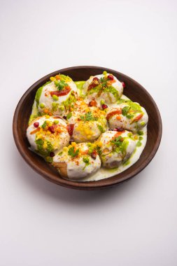 Dahi Vada ya da bhalla, Hindistan kökenli ve tüm Güney Asya 'da popüler olan bir Chaat türüdür. Vadas 'ı kalın safra ya da lor ile ıslatarak hazırlanır. seçici odak