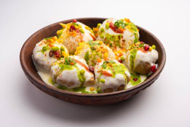 Dahi Vada ya da bhalla, Hindistan kökenli ve tüm Güney Asya 'da popüler olan bir Chaat türüdür. Vadas 'ı kalın safra ya da lor ile ıslatarak hazırlanır. seçici odak