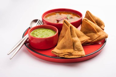 Güney Hint Sambar Samosa Chutney, sambhar 'ın güneyli, Samosaların ise Kuzey Hindistan' dan olduğu bir füzyon yiyeceğidir. Yeşil turşuyla servis edilir..