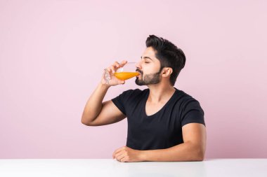 Sabahları mutfakta portre portre portresi çeken yakışıklı Hintli genç bir adam.