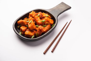 Çıtır biberli paneer, tatlı ekşi ve baharatlı acı biber soslu kızarmış süzme peynirin bir tabakta servis edilerek yapılan bir Hint Çin aperatifi. seçici odak