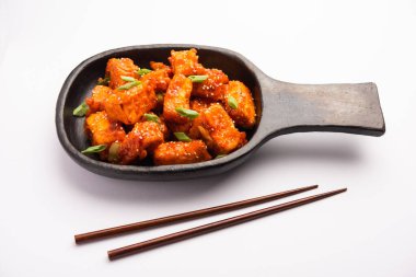 Çıtır biberli paneer, tatlı ekşi ve baharatlı acı biber soslu kızarmış süzme peynirin bir tabakta servis edilerek yapılan bir Hint Çin aperatifi. seçici odak