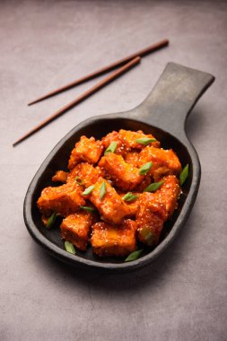 Çıtır biberli paneer, tatlı ekşi ve baharatlı acı biber soslu kızarmış süzme peynirin bir tabakta servis edilerek yapılan bir Hint Çin aperatifi. seçici odak