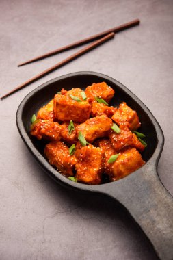 Çıtır biberli paneer, tatlı ekşi ve baharatlı acı biber soslu kızarmış süzme peynirin bir tabakta servis edilerek yapılan bir Hint Çin aperatifi. seçici odak