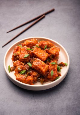 Çıtır biberli paneer, tatlı ekşi ve baharatlı acı biber soslu kızarmış süzme peynirin bir tabakta servis edilerek yapılan bir Hint Çin aperatifi. seçici odak