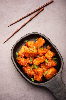 Çıtır biberli paneer, tatlı ekşi ve baharatlı acı biber soslu kızarmış süzme peynirin bir tabakta servis edilerek yapılan bir Hint Çin aperatifi. seçici odak