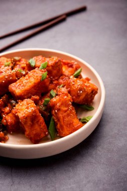 Çıtır biberli paneer, tatlı ekşi ve baharatlı acı biber soslu kızarmış süzme peynirin bir tabakta servis edilerek yapılan bir Hint Çin aperatifi. seçici odak