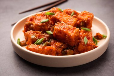 Çıtır biberli paneer, tatlı ekşi ve baharatlı acı biber soslu kızarmış süzme peynirin bir tabakta servis edilerek yapılan bir Hint Çin aperatifi. seçici odak