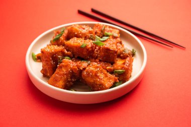 Çıtır biberli paneer, tatlı ekşi ve baharatlı acı biber soslu kızarmış süzme peynirin bir tabakta servis edilerek yapılan bir Hint Çin aperatifi. seçici odak