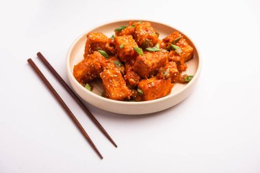 Çıtır biberli paneer, tatlı ekşi ve baharatlı acı biber soslu kızarmış süzme peynirin bir tabakta servis edilerek yapılan bir Hint Çin aperatifi. seçici odak