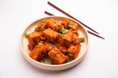 Çıtır biberli paneer, tatlı ekşi ve baharatlı acı biber soslu kızarmış süzme peynirin bir tabakta servis edilerek yapılan bir Hint Çin aperatifi. seçici odak