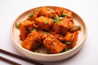 Çıtır biberli paneer, tatlı ekşi ve baharatlı acı biber soslu kızarmış süzme peynirin bir tabakta servis edilerek yapılan bir Hint Çin aperatifi. seçici odak