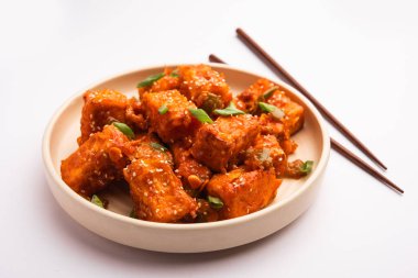 Çıtır biberli paneer, tatlı ekşi ve baharatlı acı biber soslu kızarmış süzme peynirin bir tabakta servis edilerek yapılan bir Hint Çin aperatifi. seçici odak