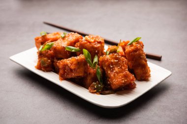 Çıtır biberli paneer, tatlı ekşi ve baharatlı acı biber soslu kızarmış süzme peynirin bir tabakta servis edilerek yapılan bir Hint Çin aperatifi. seçici odak